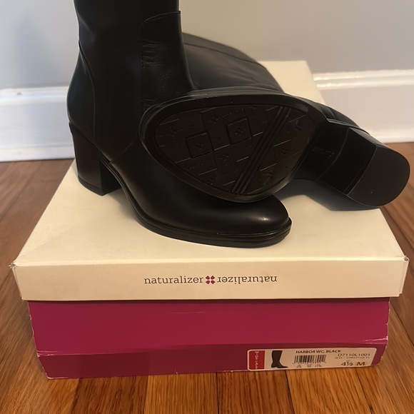 Women’s 4.5M Naturalizer wide calf Harbor boot. Shaft is 14 in. Beautiful boots! - Picture 4 of 8